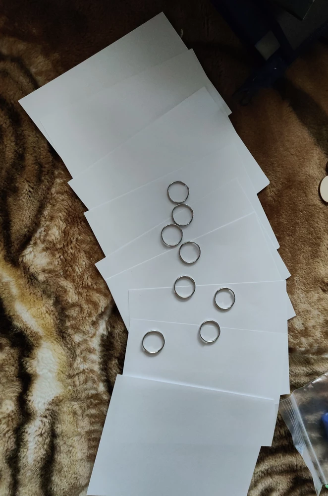 Положили 9 листов, вместо 10. 8 колец, а должно быть 4 кольца с цепочками.
