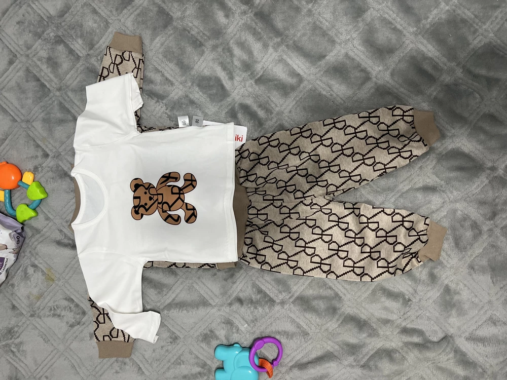 Качество шикарное,строчки ровные,нитки не торчат