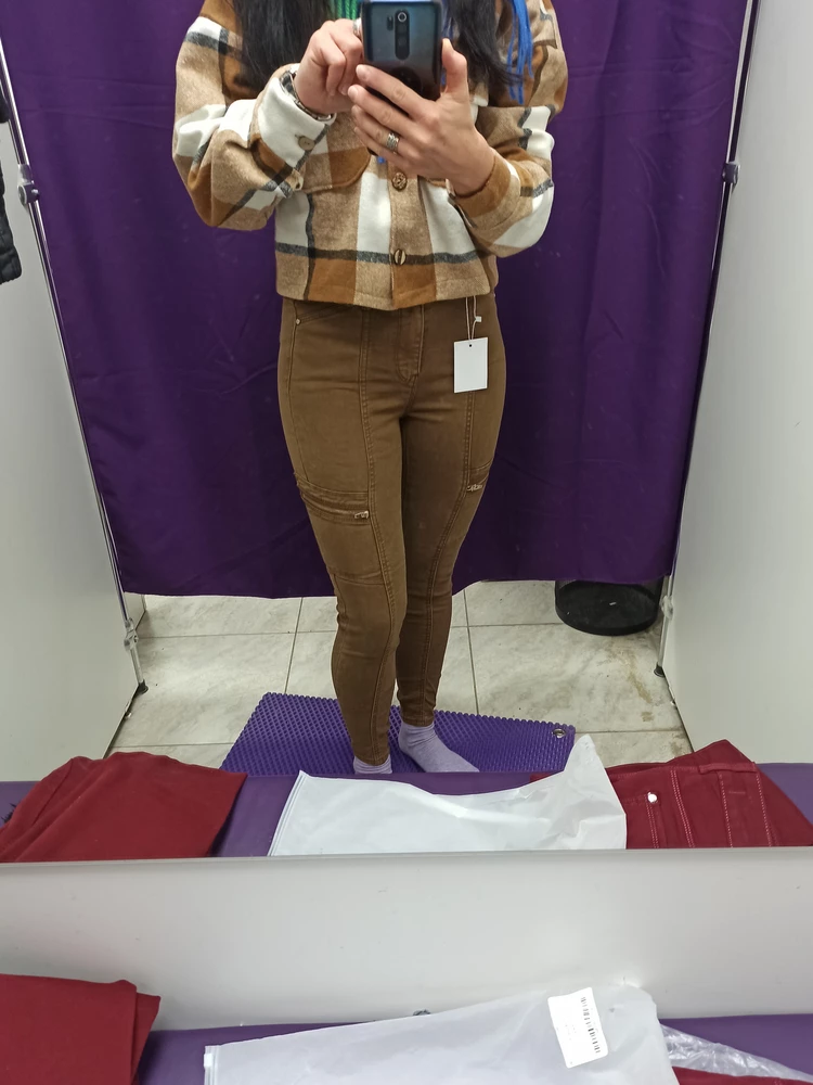 Хорошие брючки. Ношу размер 40-42 (от 67, об 90), заказала 40, но оказались тесноваты, перезаказала на 42. Размерная таблица, представленная в фотографиях, странная) по ней они как будто рассчитаны на мужскую фигуру, а оказались подходящими на вполне стандартную женскую) по росту на 158 отлично!