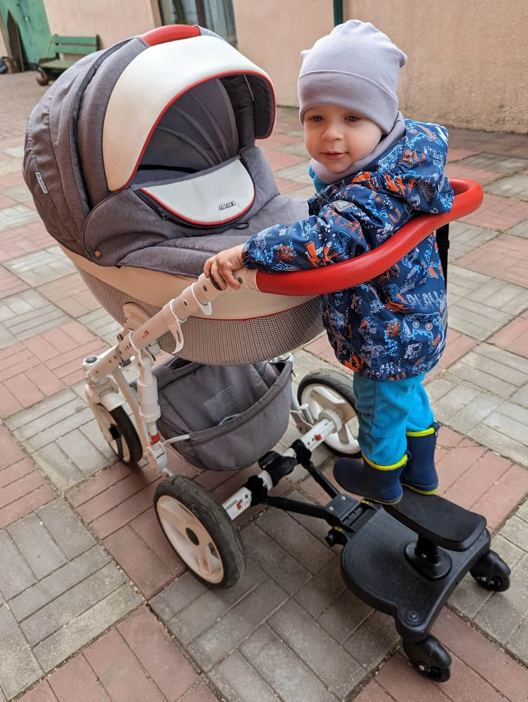 Не знаю, сколько проживет с моим сыном, как только он не ездит на подножке.
Читала в отзывах, что тарахтит по асфальту, на поверку оказалось, что тарахтит только когда пустая едет по асфальту, под весом ребенка не тарахтит.
Не знаю, насколько долго живут липучки, у нас пока прокат небольшой, всего неделя, держится крепко.
Хорошая вещь, я б купила ещё раз, цена/качество устроили, хотя сравнить не с чем 😁
Идти сзади за подножкой реально, не оч удобно, но не настолько, чтоб сбоку идти.