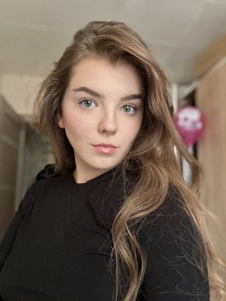 Я давно хотела найти простой базовый приятный к телу лонгслив . И это он! 
Из него не хочется вылезать,сидит как вторая кожа. Материал невероятно комфортный,не просвечивает,не потеешь. При этом по доступной цене(брала за 800р,сейсас вообще 600)-рекомендую!
 Закажу беленький еще .