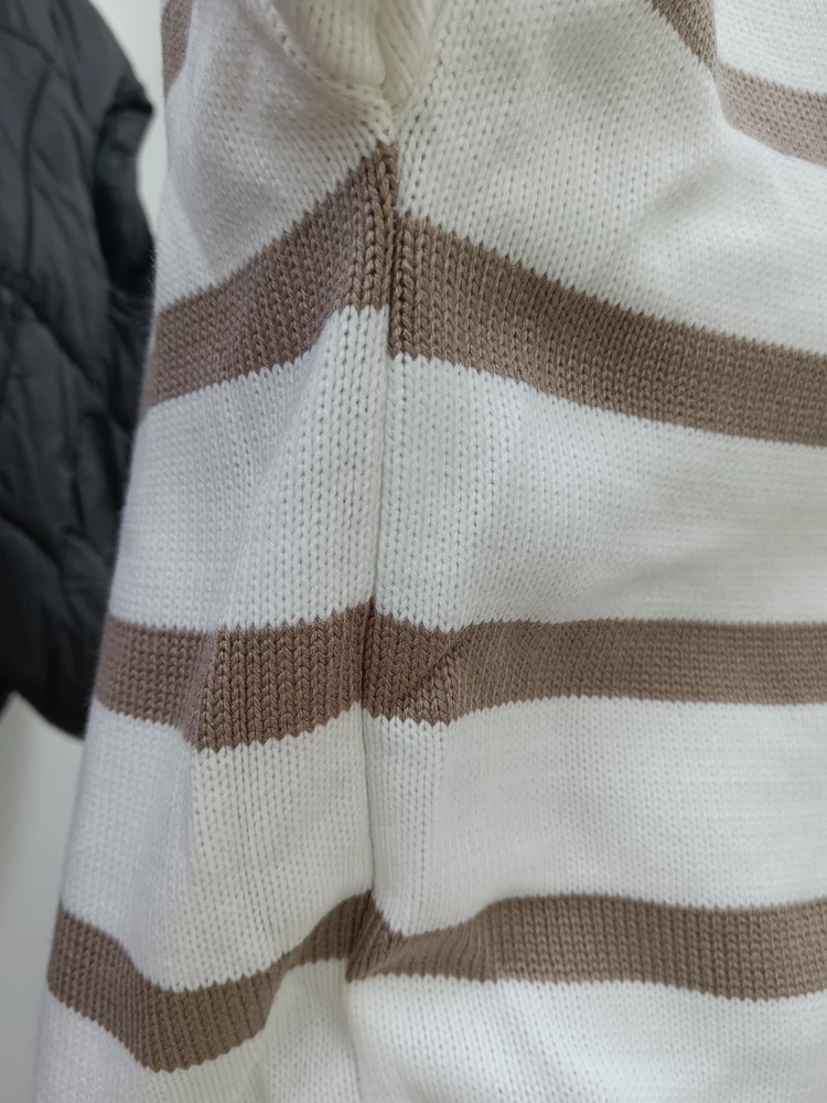По ткане тонкая вязка, но неплохая, но шов отвратительно криво сшит и из за этого свитер с боку собирается гармошкой. Соответственно она плохо села . Попробую перезаказать другой цвет