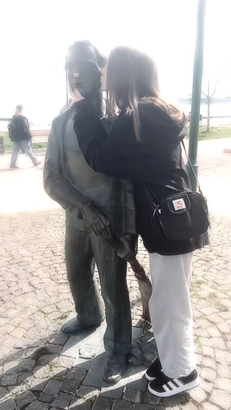 хорошие,спустя месяц начали немного расклеиваться,но думаю это из за того как я за ними ухаживать и ношу🤪 претензий нет