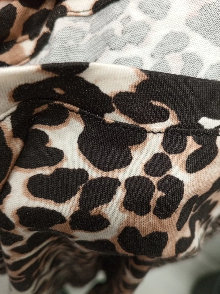 Здравствуйте.
Брала ту, что "свободный силуэт" леопардовая. Очень важно! Оттенки цветов таковы, что вульгарно не выглядит! 👍🏼👍🏼
Ткань мягкая, хлопок, принт не поверх ткани, поэтому рисунок хорошо виден и не будет стираться.
На 44-46 размер 44 производителя сел чуть свободно, как и обещано.
Спасибо!