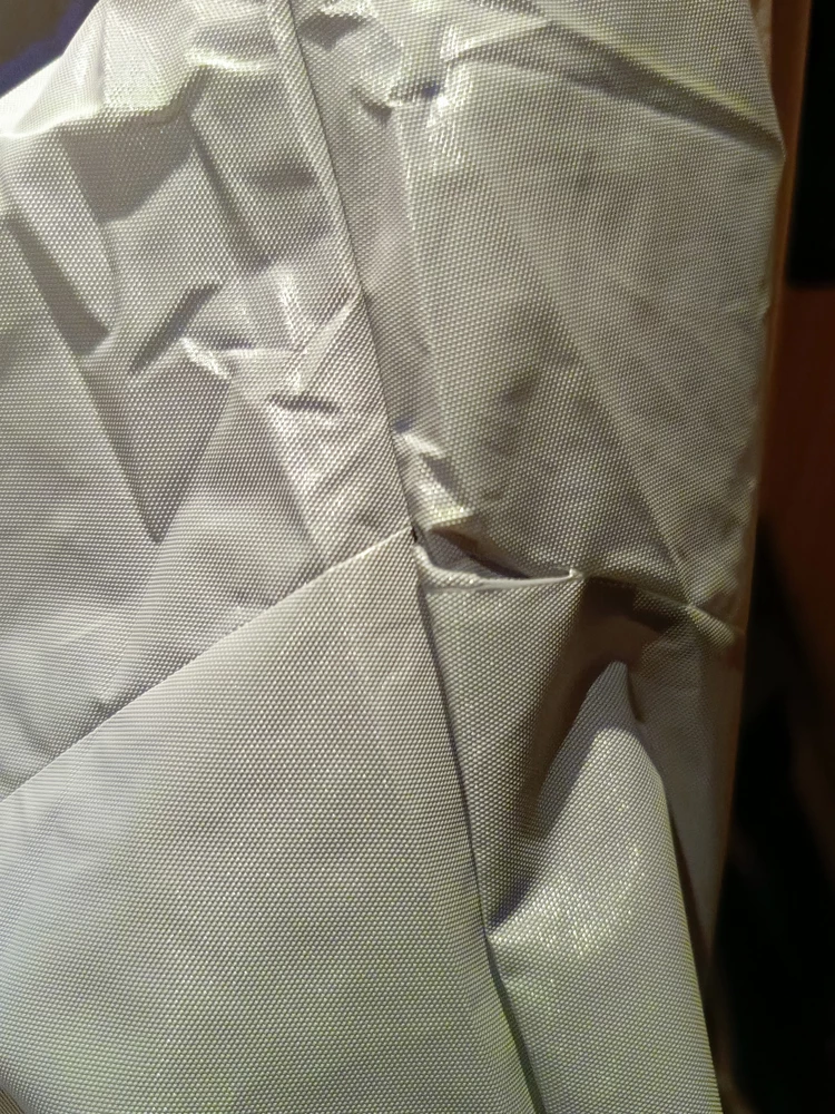 Это ужас!!! Надо проверять на месте! Верх рукавов сплошные дырки, швы непроклеены. Не проверила, а дома ужаснулась. 300 руб просто выкинула...