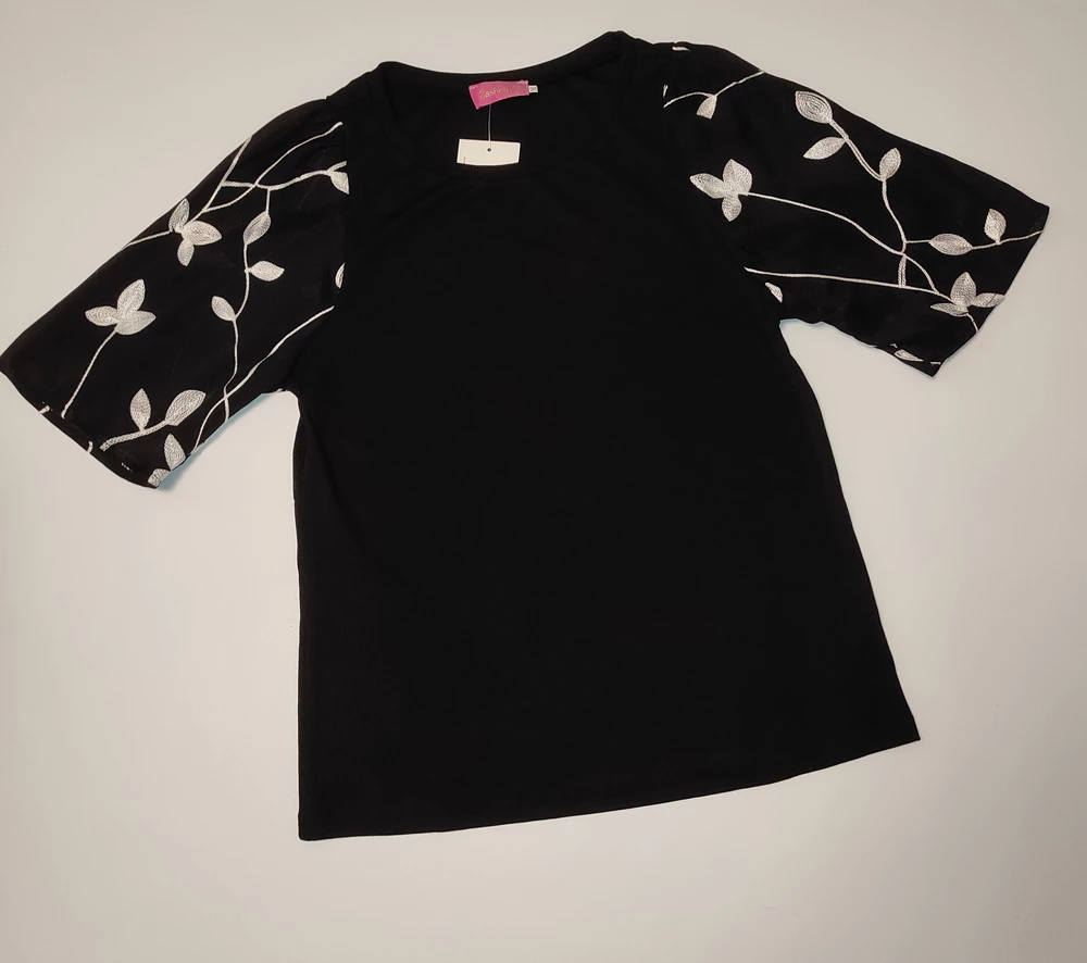 Блузка понравилась, приятный материал, ткань врубчик. Швы ровные, подходит как под брюки , так и под юбку