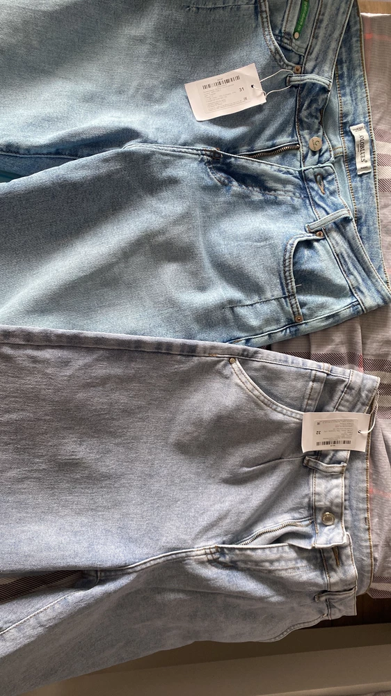 Прошу продавца ответить на вопрос почему джинсы (при заказе одной можели 31 и 32 размера) пришли абсолютно разные. Причем на одной паре ужасно выбеленные пятна. Как быть в данной ситуации?