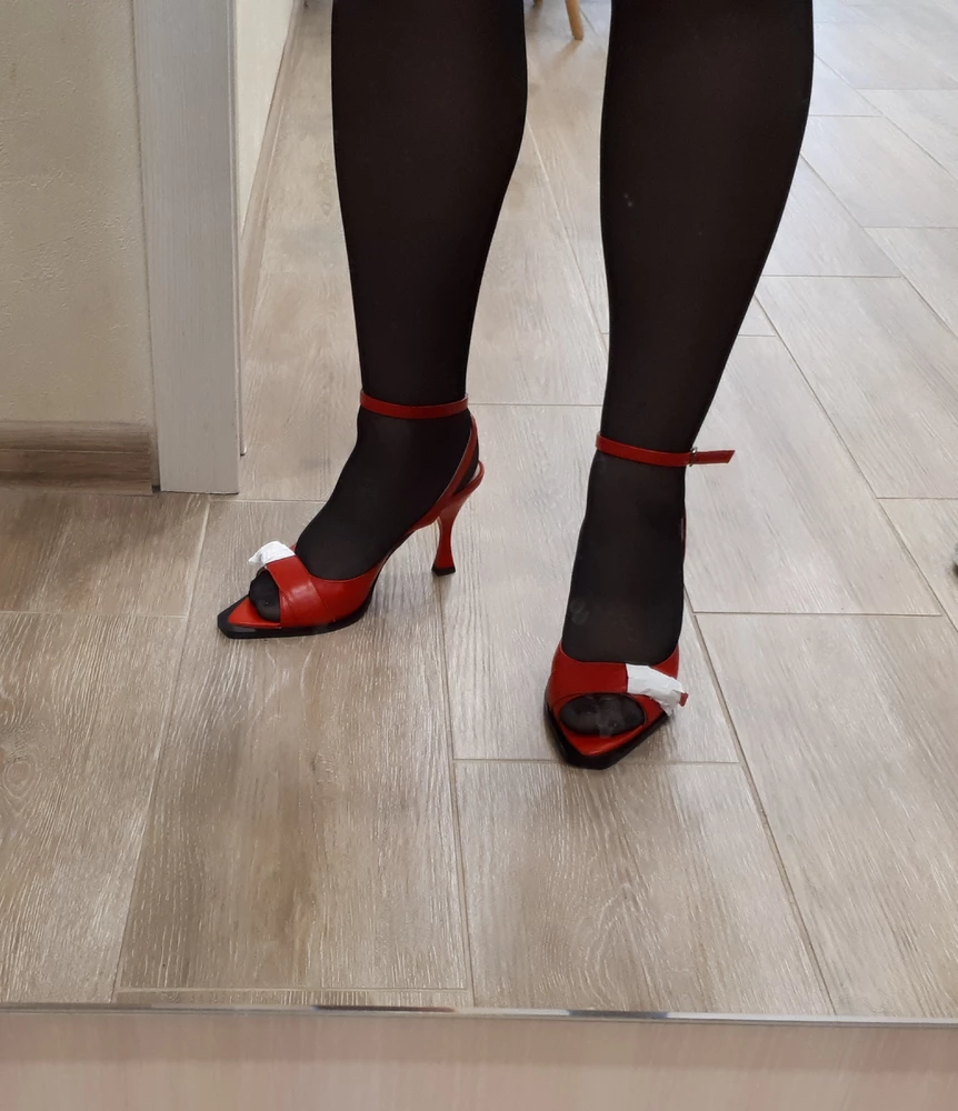 Босоножуи супер! Очень мягкая кожа, удобные, стильные, у меня полная нога, но эти босоножки сели идеально!