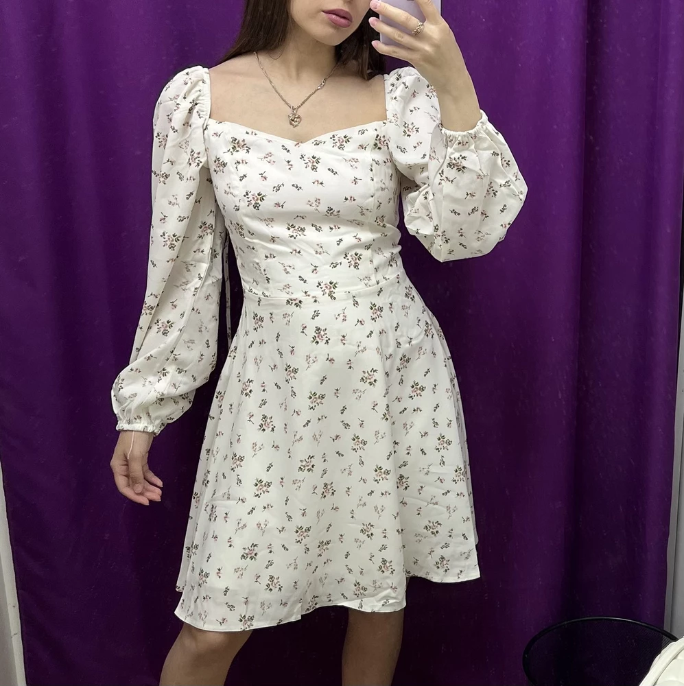 Не зря я так долго ждала его в своем размере 😍 новые модели xs отшиваются с подкладом 🔥 материал и качество отличные)

Брала на 18 неделе беременности, живот не давит за счет резинки по спине) на рост 156, вес 47, сегодняшние параметры 80/68/93 смотрится хорошо) надеюсь, влезу и на выписку 😄