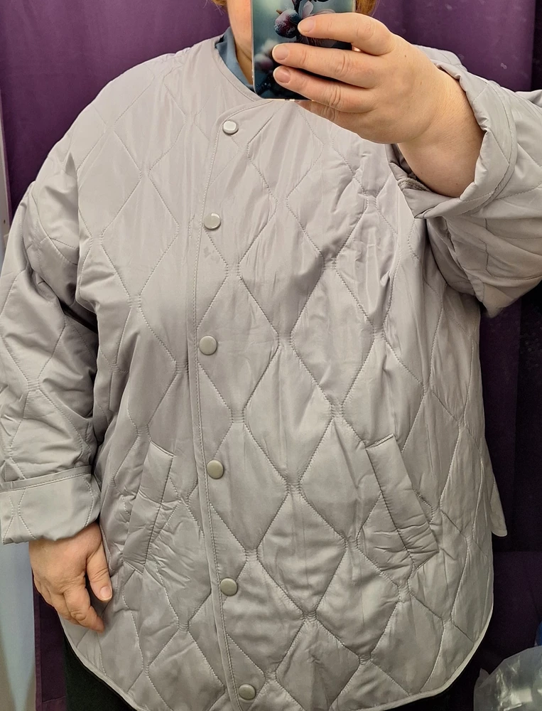Отличная куртка на лето, но очень большая. Взяла мой обычный размер чтобы на бедра налезли, а там очень много ещё места.