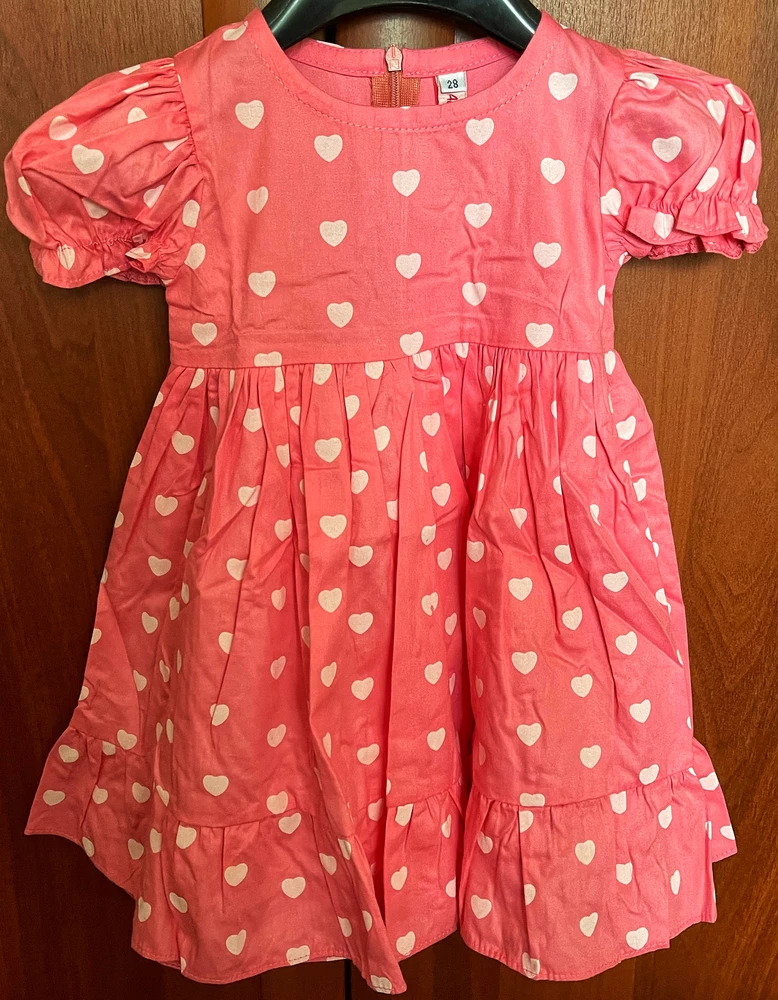 Платье отличное, хороший материал, приятный на ощупь. Заказала самый маленький размер, отлично подошло девочке 2-ух лет.