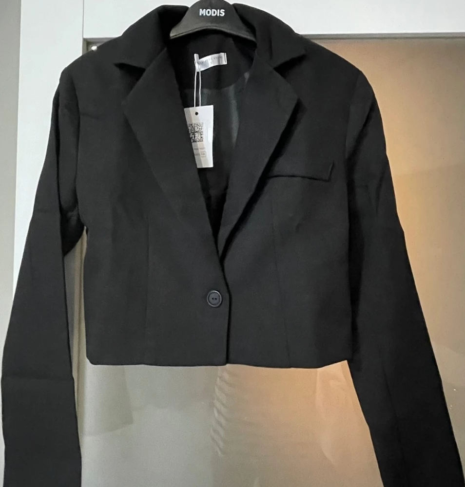 пиджак супер , сел хорошо . Качество люкс изделия . Заказывала 2 на выбор , остановилась на этом тк крой замечательны