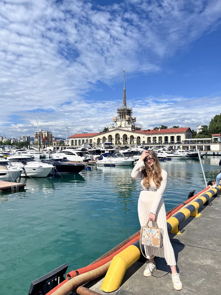 Пришло с дырочкой на рукаве - отнесла в ателье. В целом удобное, мягкое, на весну самое то.