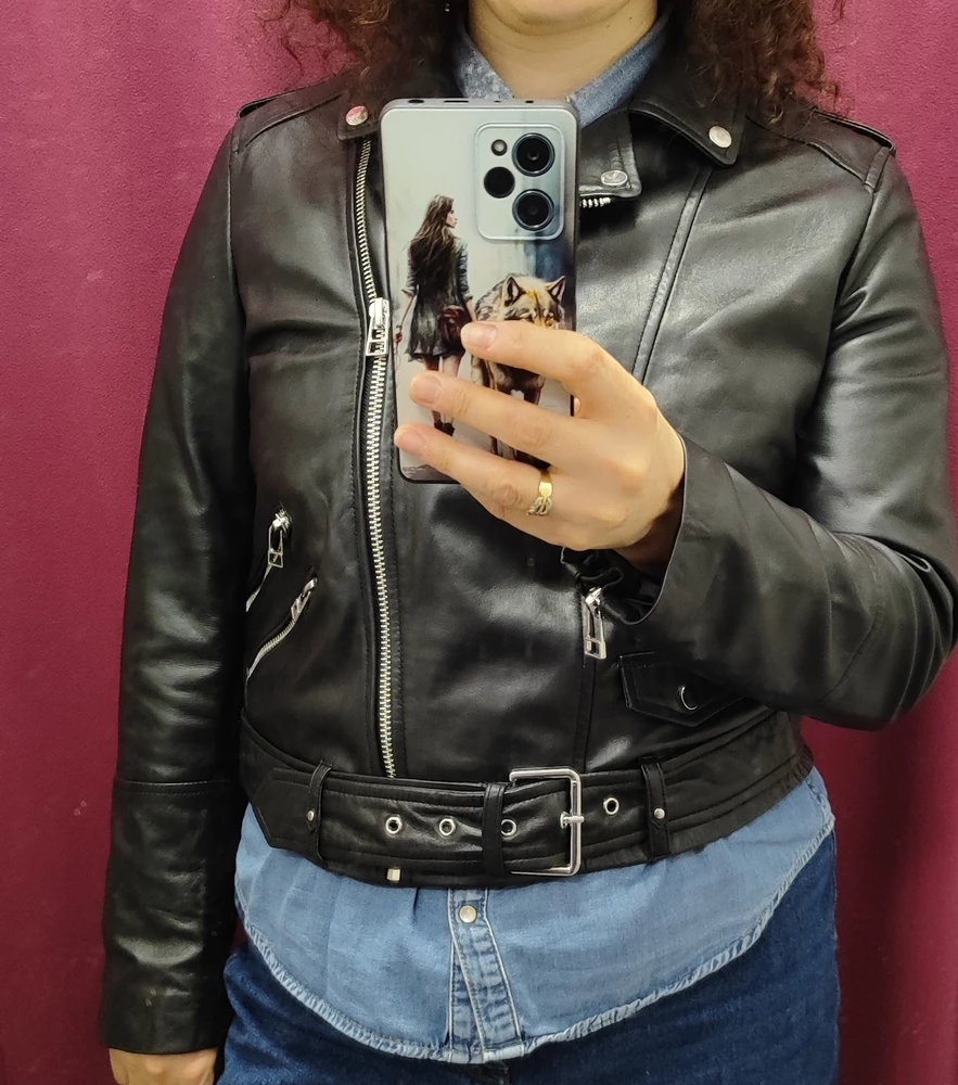 Классная косуха, кожа мягкая, вид, качество все на высшем уровне. К сожалению модель для меня чуть коротковат. Обязательно закажу другой модель по длиннее.