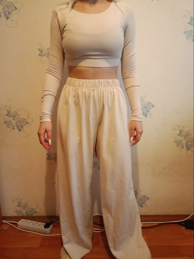 Шикарный костюм, размер соответствует. Ткань очень приятная. Пошив аккуратный без торчащих ниток. Рекомендую!