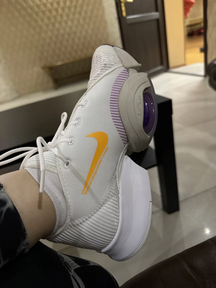 Классные, оригинал, на стопу 24,5 подошел 39 размер, плотно держат ногу, с вальгусом будет комфотно. Единственный минус это конечно упаковка🙈 за такую цену потрепанная коробка перевязанная резинкой, но главное кросы 🔥 поэтому оценку снижать не буду