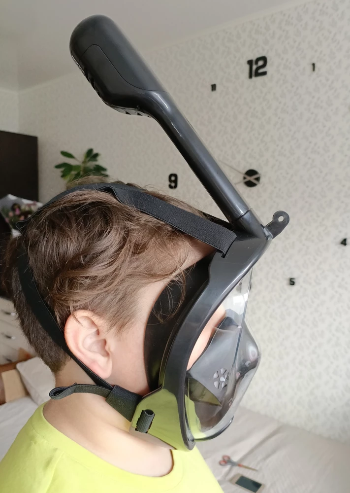 Не ожидала что придет такая классная, она как для профессионального подводного плавания. Брала сыну, но муж увидев маску сказал что ему тоже нужно. Сделано качественно, в комплекте есть беруши, теперь дни считаем что бы испробовать в море или глубоком бассейне!