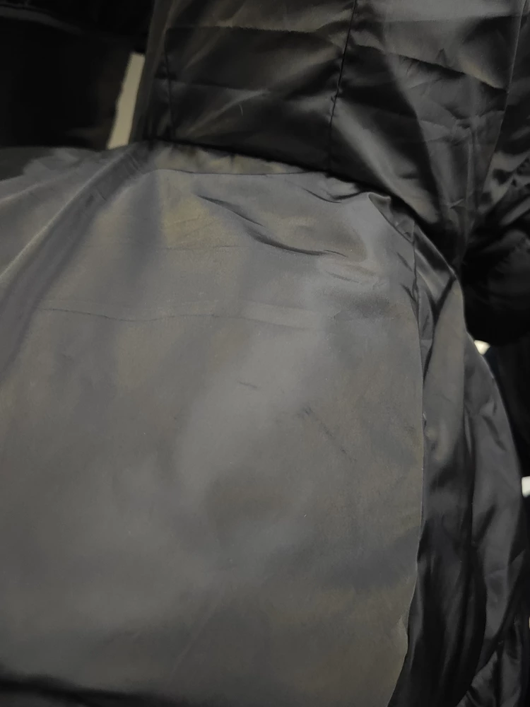 Фасон очень понравился, заказала L, чтобы был оверсайз. Заметили ржавые разводы. Они были по всей куртке! Странно, ведь, куртка была упакована в два пакета, которые не открываются. Очень расстроены из за таких потеков, возврат