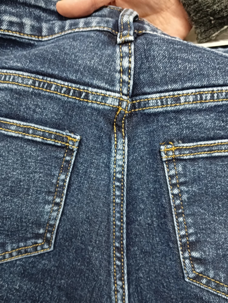 Заказала 46размер.Не стала выкупать,строчка поясничной части искривлена,некачественно прошито,на пункте выдачи сотрудникам показала,просила оформить как брак,но мне выставили платный возврат