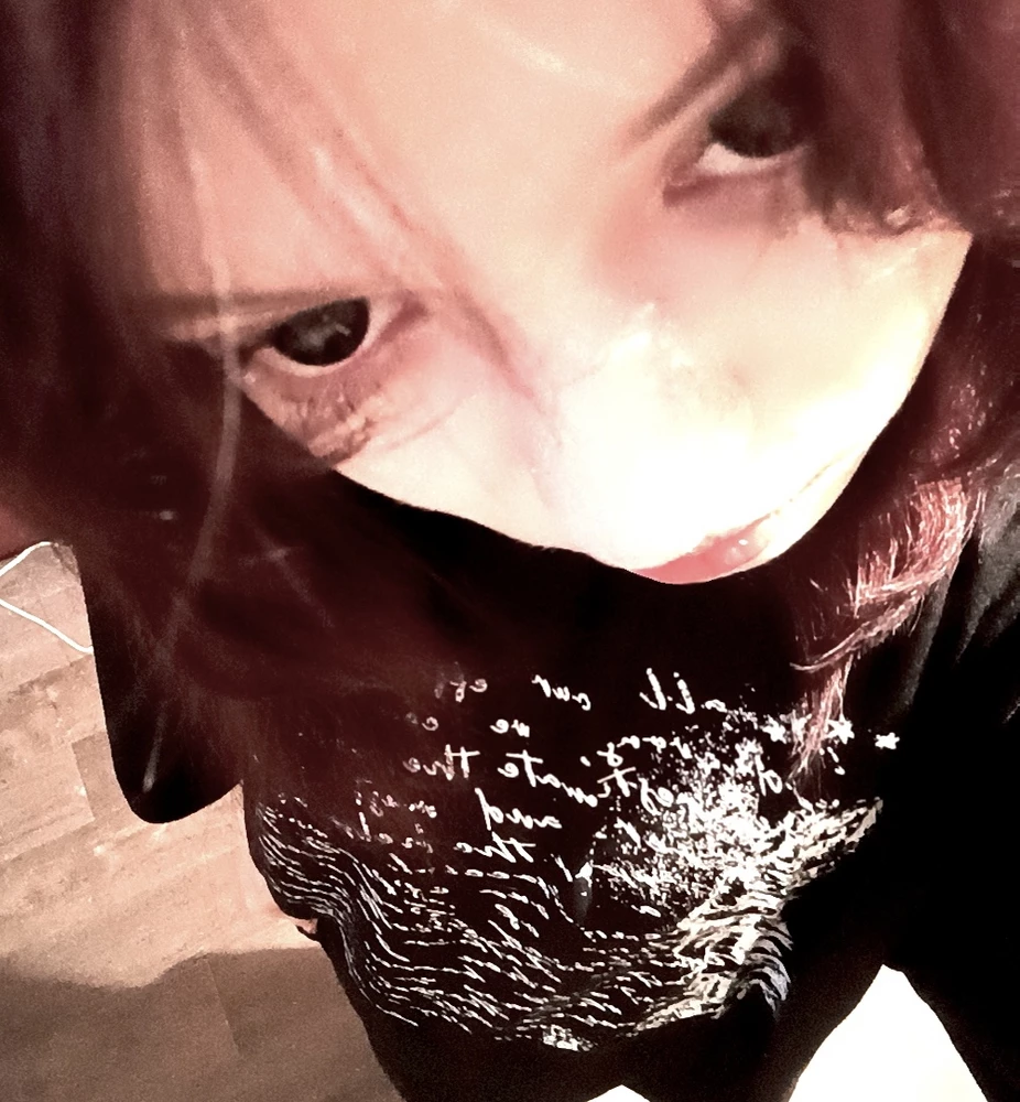 классная, как я и хотела по рукавам, но из-за моего тонкого телосложения выглядит средне
принт немного расстроил, какие-то пиксели...