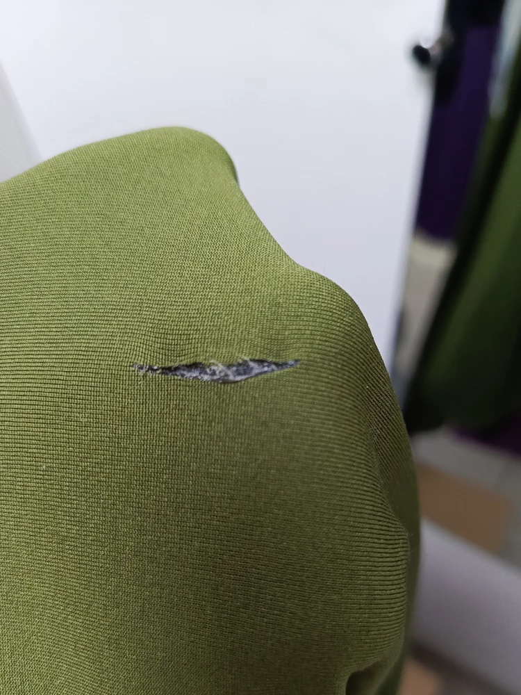 Все отлично, но косяк на плече. Поэтому отказ. Повторил бы заказ, да размер кончился.