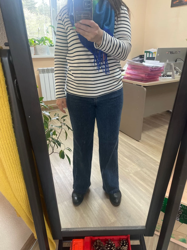 Джинсы огонь🔥ткань оооочень приятная! На мой рост 158 длинные были, на фото уже подшиты (см на 7). Закажу еще)