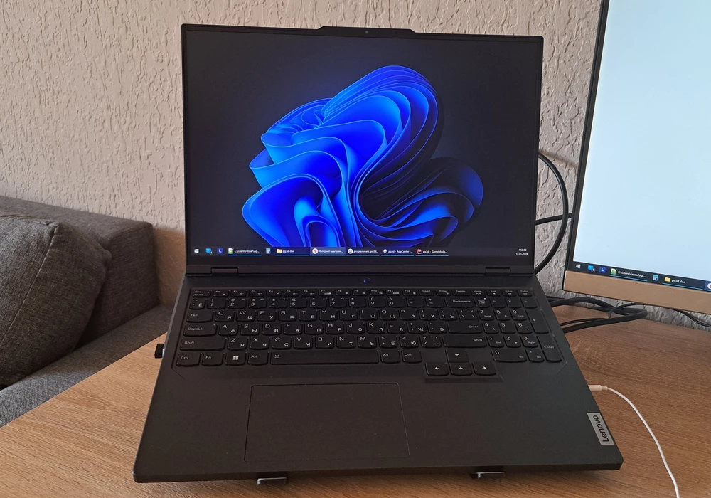 Брал для Lenovo Legion 5 Pro (16 дюймовый тяжёлый игровой ноут). Подставка по размеру подходит, стоит устойчиво.