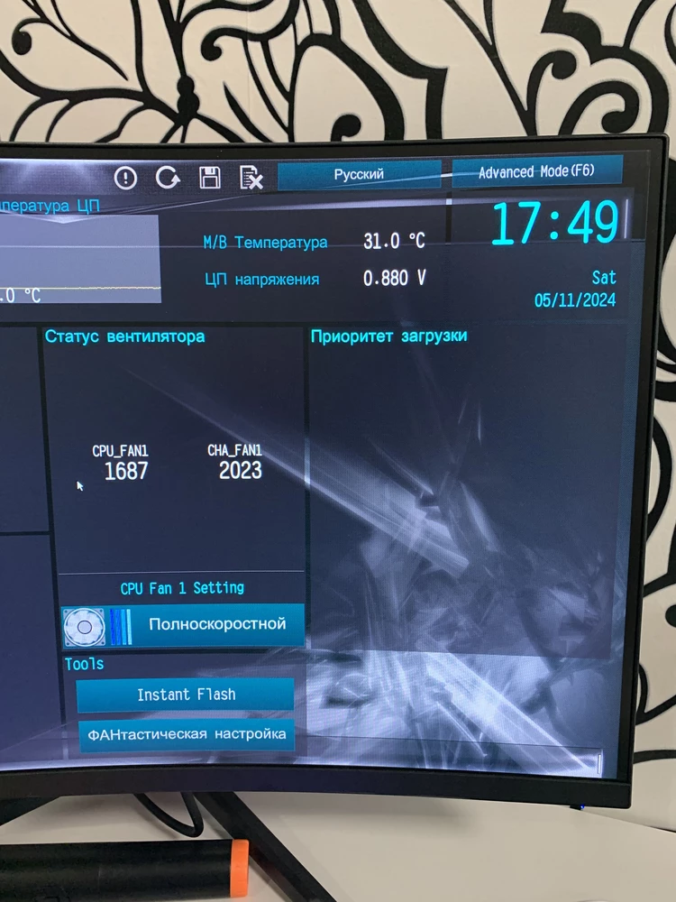 Купили компьютер сыну на день рождения, но к сожалению сын покупку так и не оценил. Компьютер все время что-то хочет. Сначала обновить Винду, обновили и он перестал ее запускать, все время выдает работу с обновлениями. Переустановка Винды спасла положение ровно на трое суток, потом опять по новой. А дальше умер жесткий диск. Компьютер не вскрывали. Сейчас при запуске выбивает в Биос и в приоритете загрузки жесткий диск не видит. Продавец отказался вернуть товар по браку. В чем ваша гарантия? Никому не советую данного продавца, я буду обращаться в защиту прав потребителей, так как 80000 на дороге не валяется, мы два года на него копили и в итоге испортили сыну день рождения