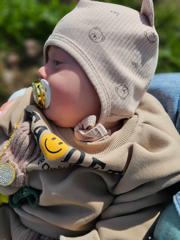 Чепчики наипрекраснейшие😍 благодарю! На 4 месяца ребёнку взяла, но он у меня большой. Красивые чепчики, и приятные.