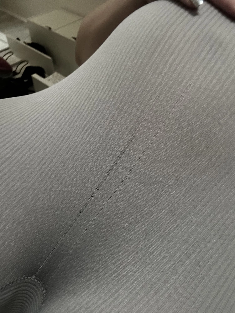 Сначала радовалась легенсы отлично сели и тянутся, на мои почти 7 месяцев ничего не давили и не сковывали.
Но через 2 дня носки заметила вот эти стрелки. Изначально их не было. Носила очень аккуратно. То есть качество у товара не очень. Жалко потраченых денег ((