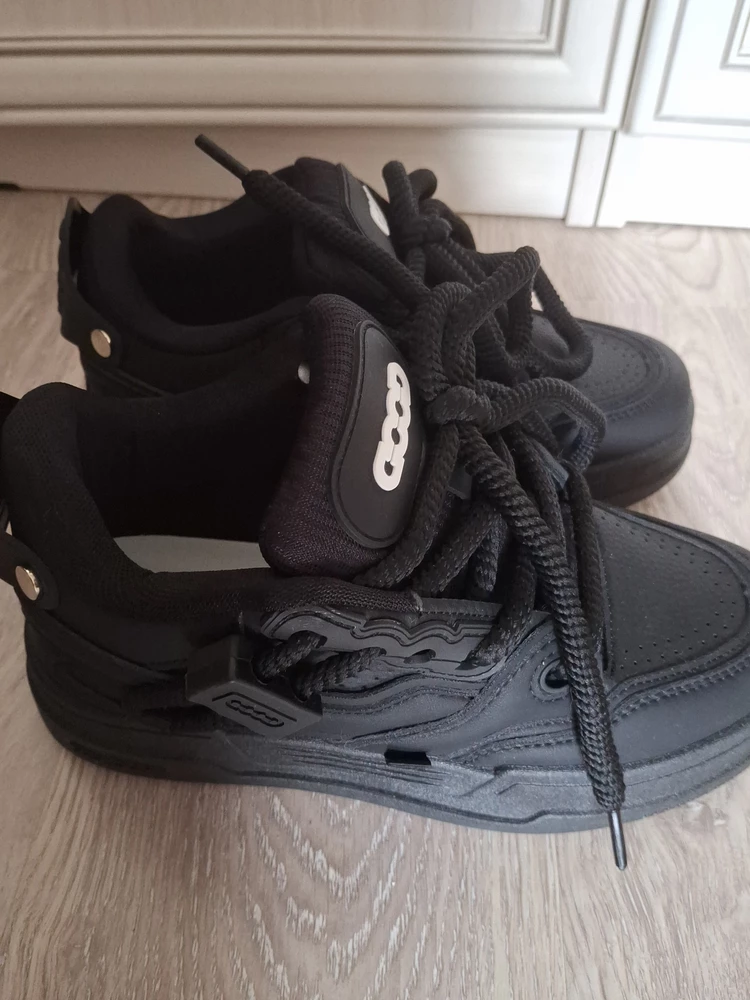 Хорошие кроссовки . Ничего не торчит. Качество отличное.Немного большемерят ,но это не критично.👍