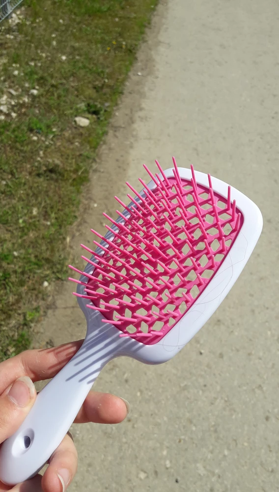 Расческа замечательная, огромный плюс, что щетинки для расчёсывания не проваливаются , как бывает в обычных расческах👍👍👍