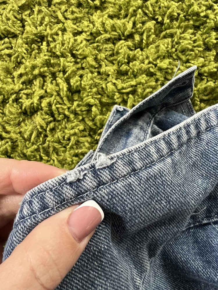 Сама по себе джинсовка симпотичная, но качество пошива оставляет желать лучшего. Строчки кривые, нитки торчат. Пошито очень неаккуратно. За такую цену хочется увидеть другое качество товара.