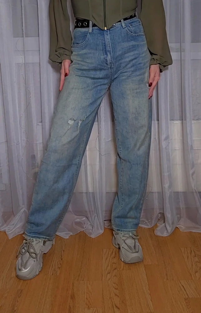 Это супер-крутые джинсы, в которые я влюбилась ) Качество очень хорошее. Стильные и удобные. Несмотря на широкие брючины, очень красиво подчёркивают фигуру