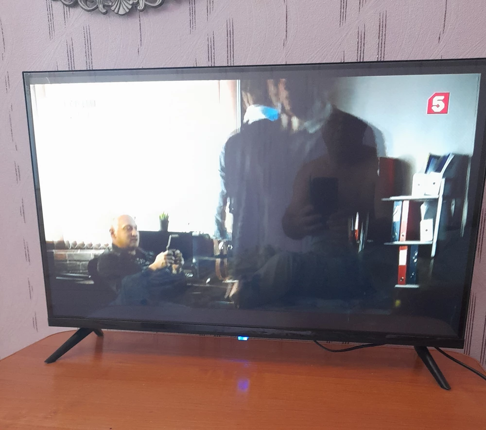 Все работает. Всё отлично. Сколько прослужит посмотрим. Звук не очень на 3, картинка на 5.