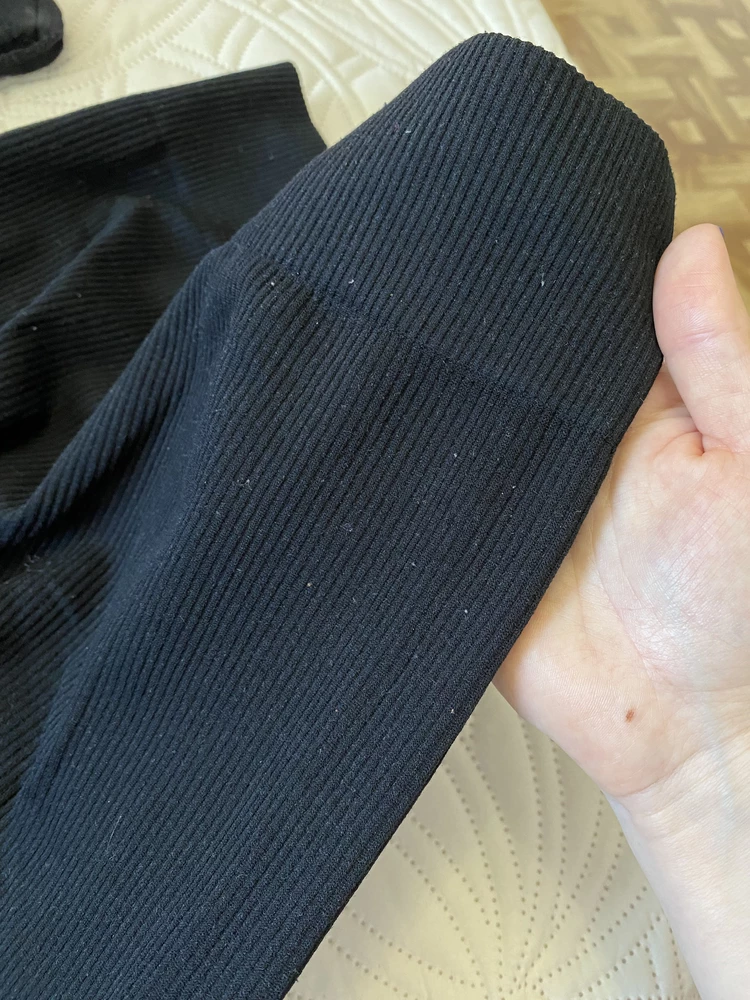 Ужасные лосины. Качество ниже 0. После первой носки образовались катышки и пошли стрелки. Слишком дорого для одноразовых лосин👎