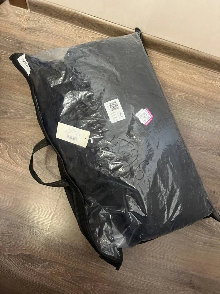 Куртка отличная! Очень удобно, что есть два капюшона. Сразу комфортней и уютней в ней. Очень удобные и вместительные карманы, для меня это принципиально. Хорошая ткань, думаю, что в дождь и снег куртка не промокнет. Аккуратно пошита, нигде ничего не торчит. Отдельно хочется поблагодарить продавца за упаковку. Хороший тканевый пакет с ручкой, очень удобно будет для хранения.