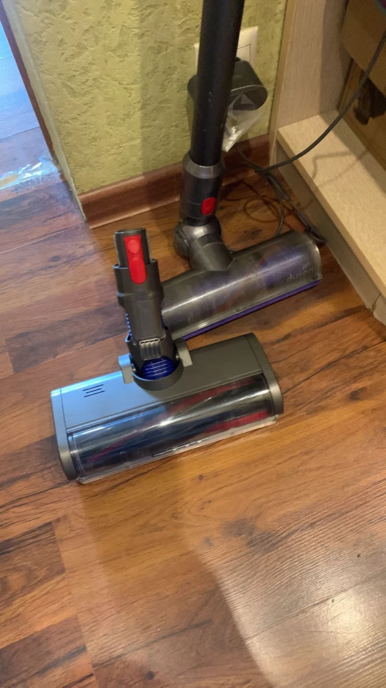 У меня Dyson v7 но этот 
Щетка насадка норма не работает хочу вас возврат делать