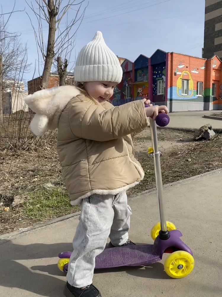 Курточка очень красивая и стильная,но заклепки  не надежные ,буквально через 2 недели 3 из 4 отвалились ,пришлось менять их