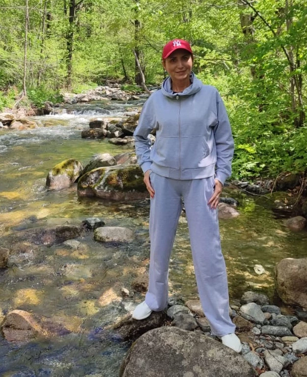 Заказала по размерной сетке, немного большеват. Нужно брать размер в размер.