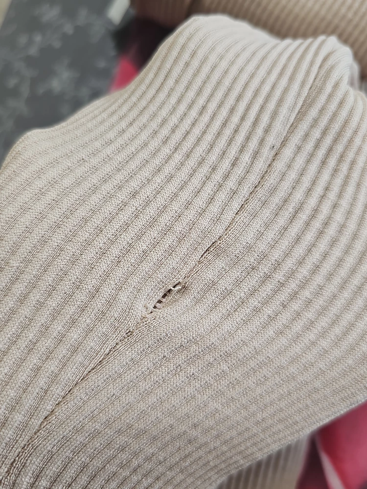 Продавец во время упаковки товара отрезал заводскую бирку и повредил . при получении не заметила ,так как не примеряла . качество приятное.