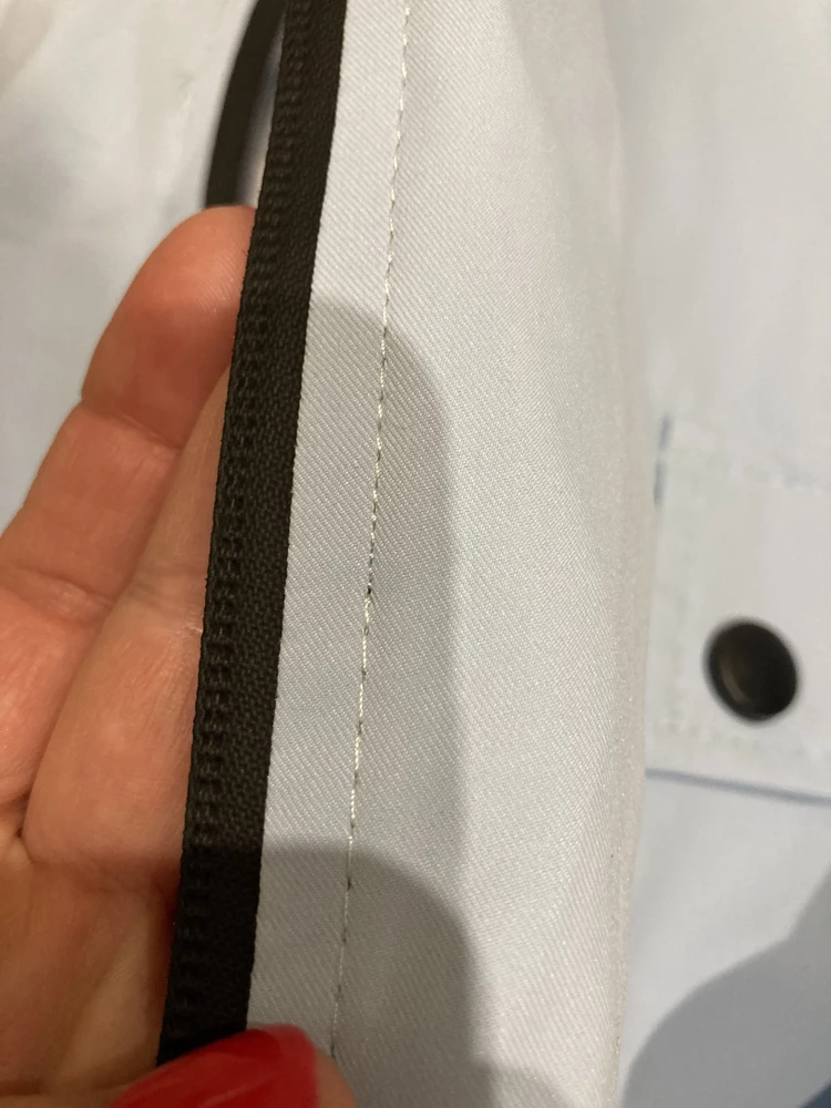 Заказала две зеленая отличная голубая с дефектом ..эт бросается оч в глаза шов кривой и от этого молния кривл пришита ..так же стежки то мелкие ,то крупные .Зелёную оставила ,голубую перезаказала