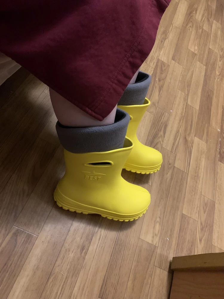 На 37 взяла 38, так приятнее :) сапожки супер милые, для ужасной погоды просто прелесть, уже второые в нашей семье :D производителю и поставщику спасибо!