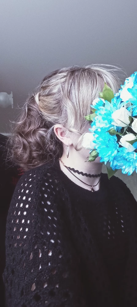 Кофта классная вязанная не цепляйтесь нитки растянутся, а так классная советую. 
Минус звезда кофта очень воняла.