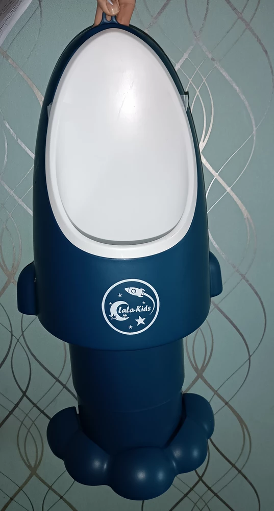 Коробка немного была повреждена, думала уже хорошего не ждать.
Открыла коробку, на удивление всё целое Слава Богу))) ничего не повреждено) единственный минус - это коробка. Она мягкая, рвется на ходу просто...
Писсуар отличный! Сыну 2 года и ему удобнее с писсуаром, чем с обычным горшком))))) использует его без помощи взрослого.