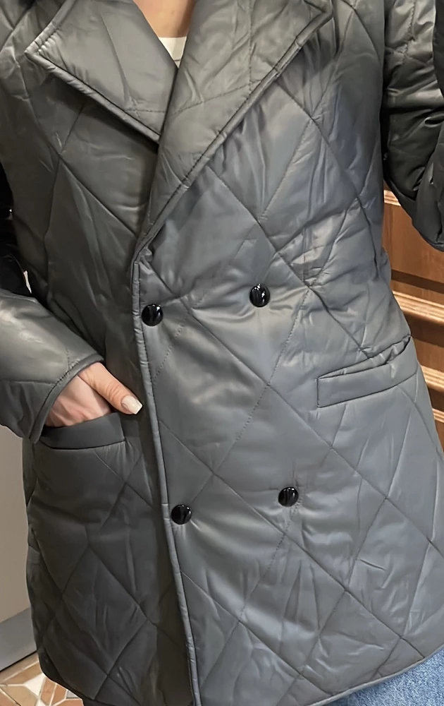 Куртка неплохая, но пуговицы черные а не металлические, не критично но не соответствует заказу.