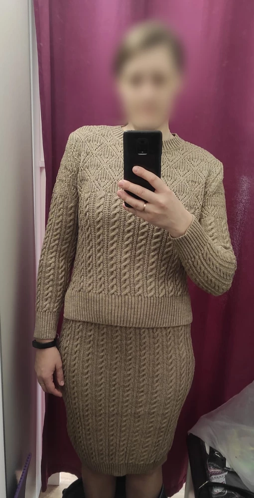 Костюм суперский! Как говорится, можно, и в пир , и в мир, в таком костюме . Соответствует размеру, приятный к телу, не колется. Сам по себе костюм не плотный, тонкая вязка  не много просвечивает, из - за чего сразу вернула обратно, но вернувшись домой, перезаказала снова и пошла забрала) На рост 174, юбка чуть ниже колена.  К покупке однозначно рекомендую.