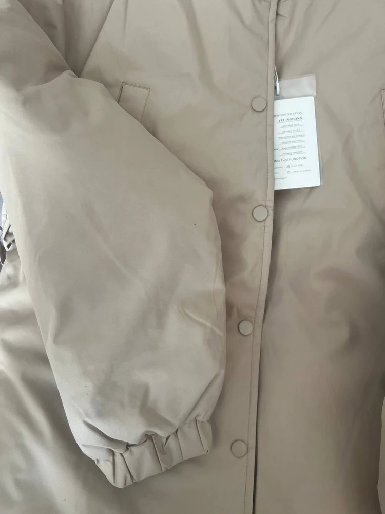 Курта понравилась. Искала такую модель. Можно носить под пояс, но мне так больше нравится. Высокий воротник, когда холодно задувать не будет. Строчка хорошая, пошита качественно. Упакована в тканевый пакет, в нем и хранить будет удобно. Это вторая куртка от данного продавца, так как цены очень приятные. Стараюсь покупать вещи в межсезонье и деньги экономишь и в сезон всегда готов.