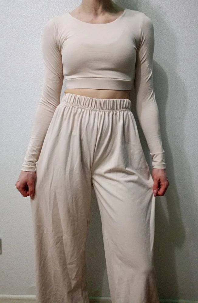 Костюм оправдал ожидания. Очень мягкий, приятный к телу, сидит отлично. Подходит для дома и прогулок. После стирки не деформируется. Рекомендую.