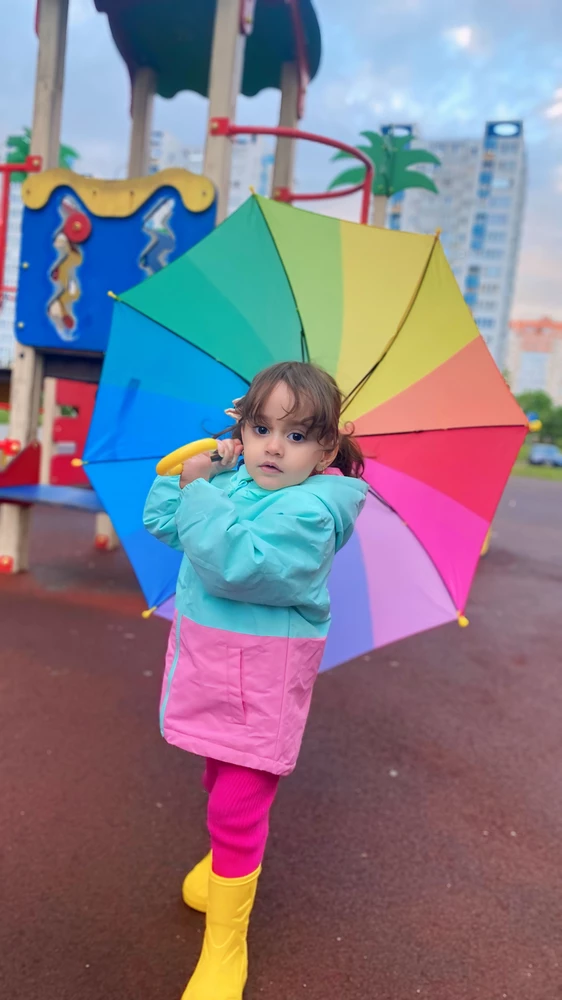 Первый зонт у малышки . Красочный , ей очень нравится . На вид прочный . Цена приятная , хоть каждую неделю покупать , не жалко . Спицы на концах безопасные , ребенок открывает сам близко к лицу , но зонт не задевает лицо . Спасибо , возьму потом еще один , запасной